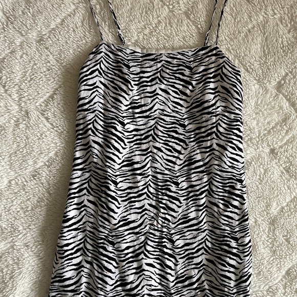 Kendall and Kylie Zebra Dress - Picture 3 of 4